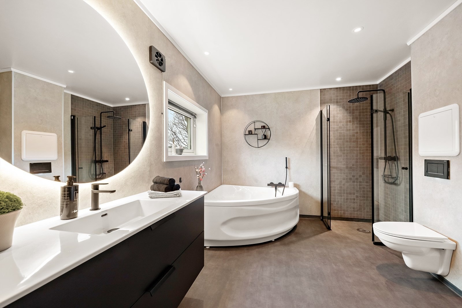 Lekkert bad som ble renovert i 2020. Badet har badekar, dusj med regnfall, vegghengt toalett og baderomsinnredning. Galleribilde