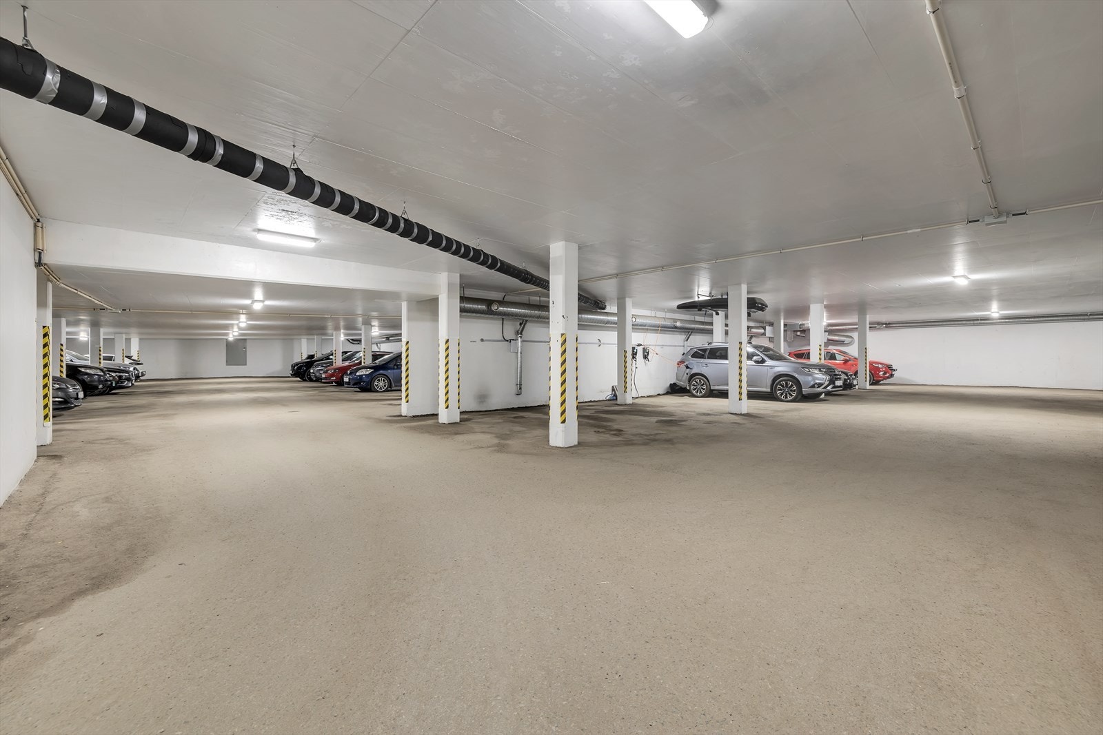 Lyst garasjeanlegg. Parkeringsplassen har mulighet for installasjon av ELbil-lader Galleribilde