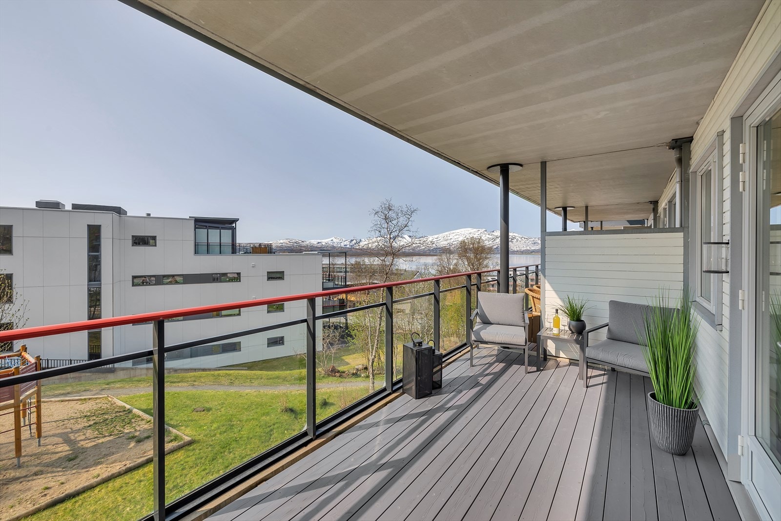 Stor terrasse med gode sol- og utsiktsforhold Galleribilde