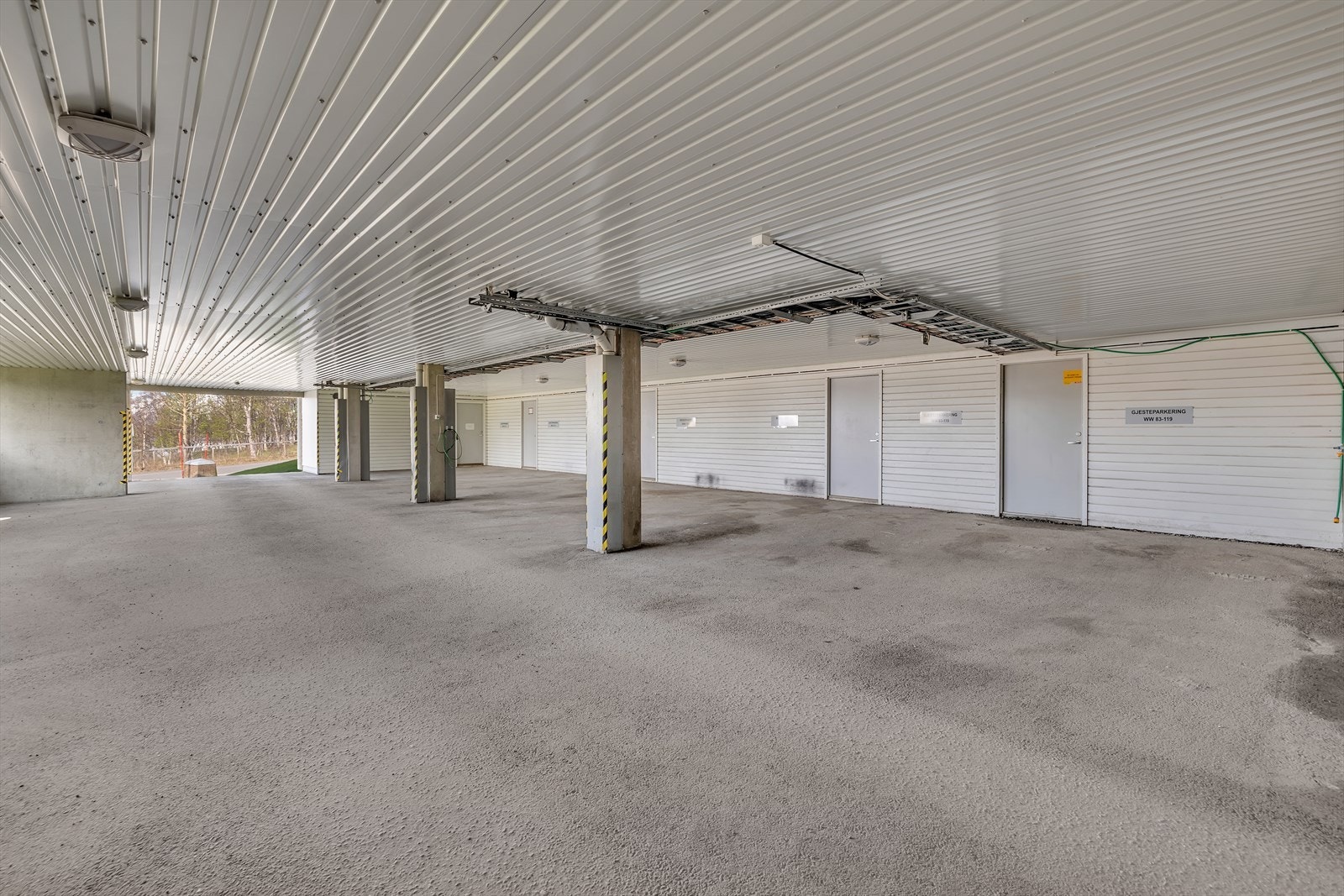 Gjesteparkering under tak Galleribilde
