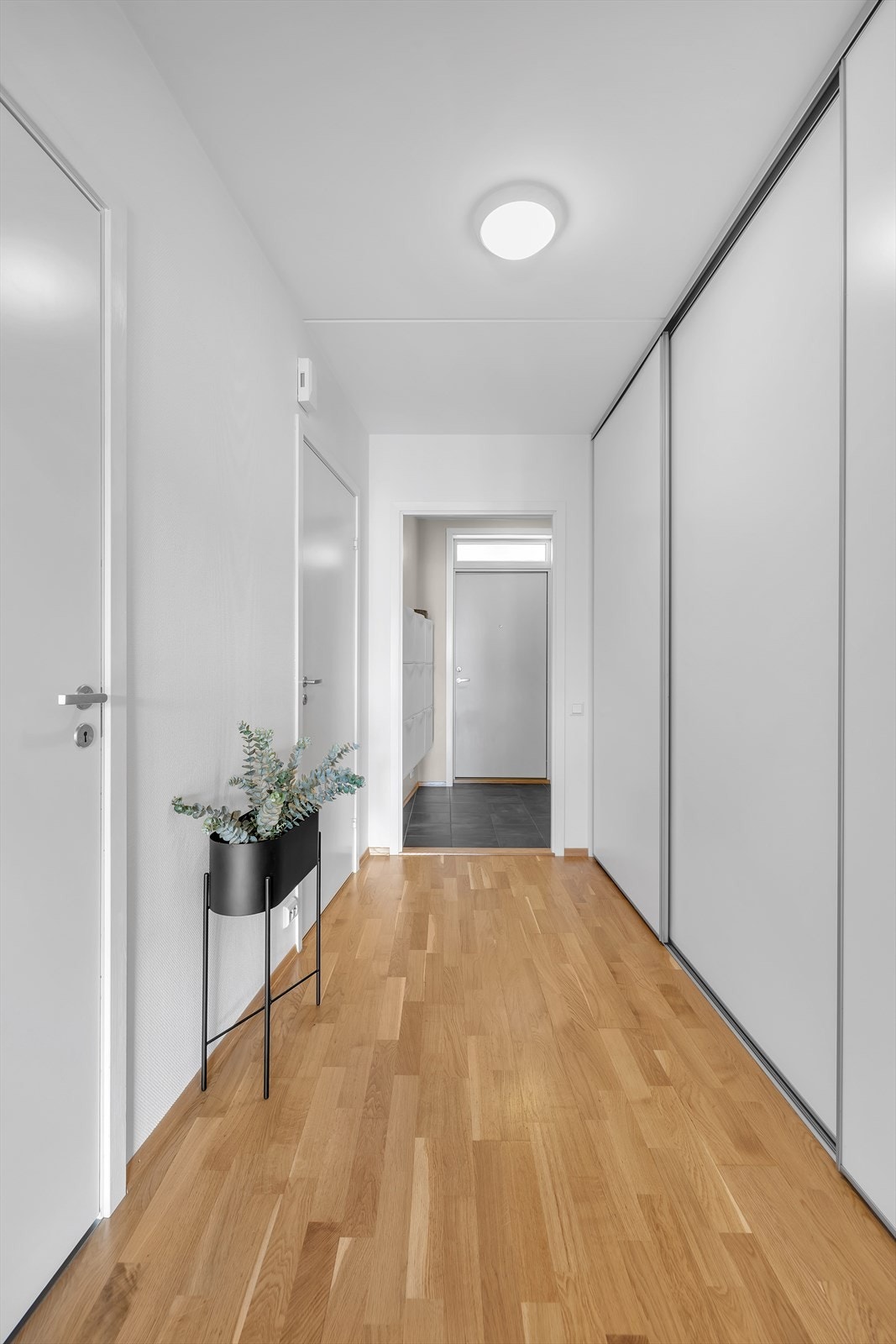 Mellomgang med stor skyvedørsgarderobe som er dyp og rommer mye Galleribilde