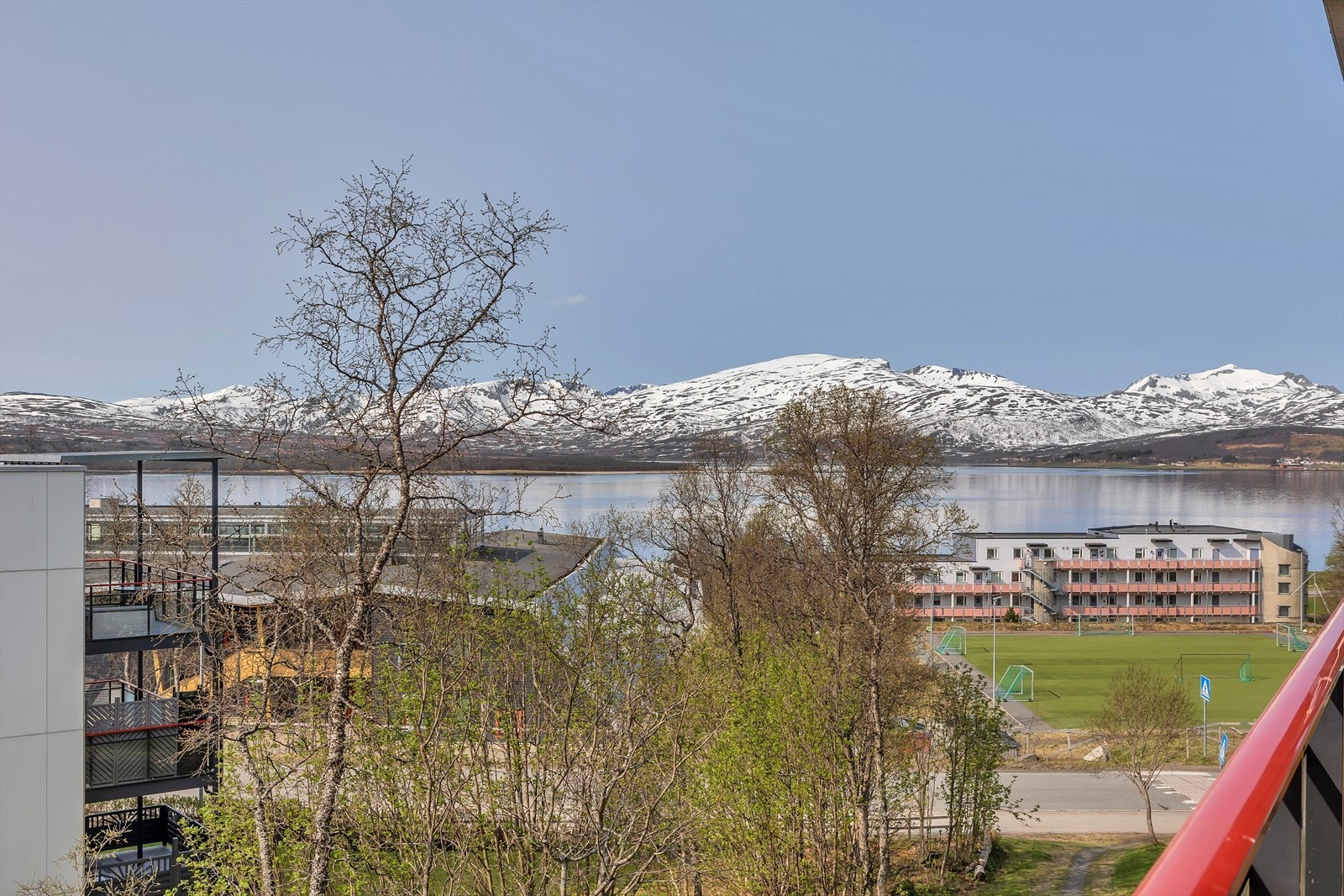 Utsikt mot deler av Sandnessundet, Kvaløya, Grindøya og nærmiljøet Galleribilde