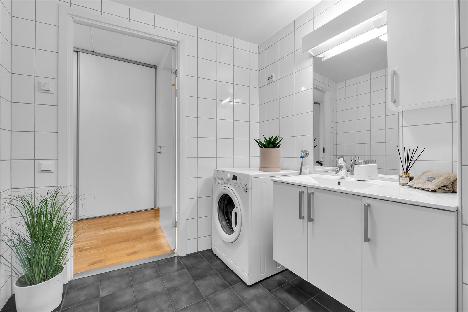 Flislagt på vegger og gulv. Gulvvarme. Stor innredning med underskap og heldekkende servant. Galleribilde