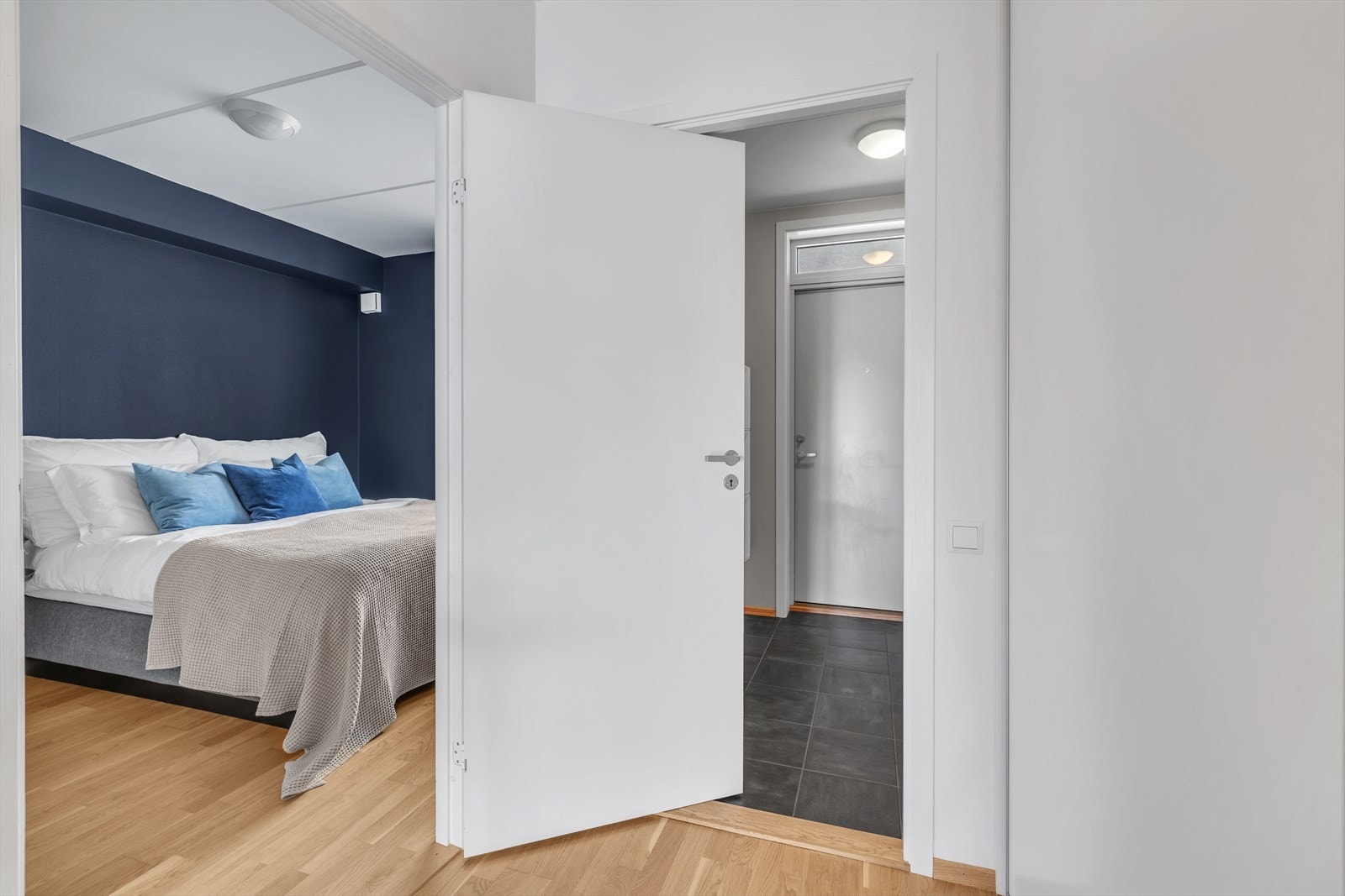 Inngang til hovedsoverommet fra mellomgang Galleribilde