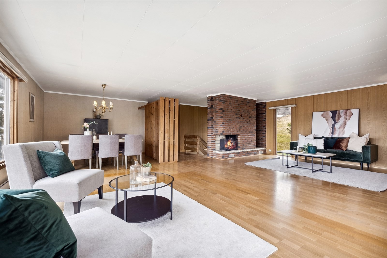 Det er god plass for både sofagruppe og spisebord m.m. Galleribilde