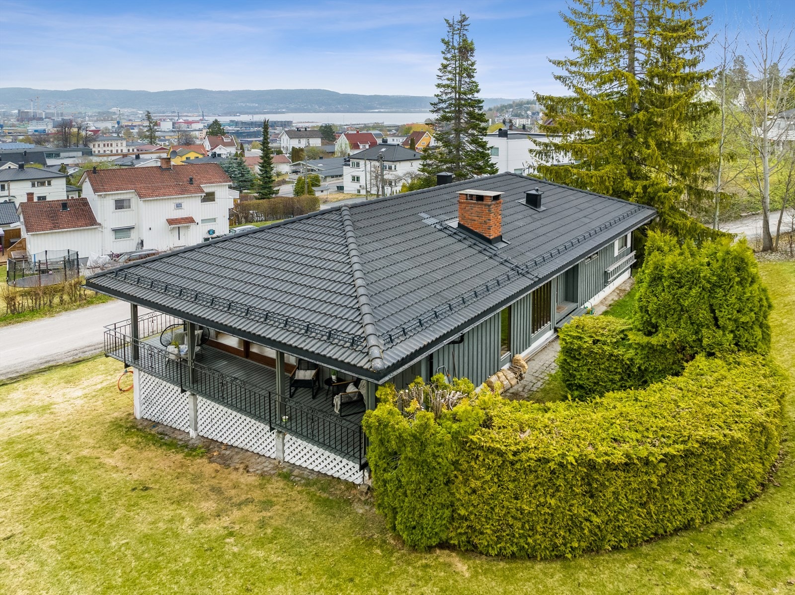 Nydelig beliggenhet på Austad med flott utsikt over byen, fjorden og Lierdalen. Galleribilde