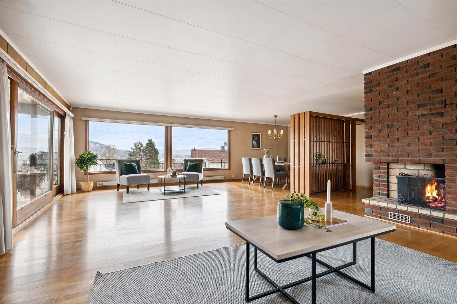 Stue/spisestuen er romslig og svært lys med flott utsikt. Galleribilde
