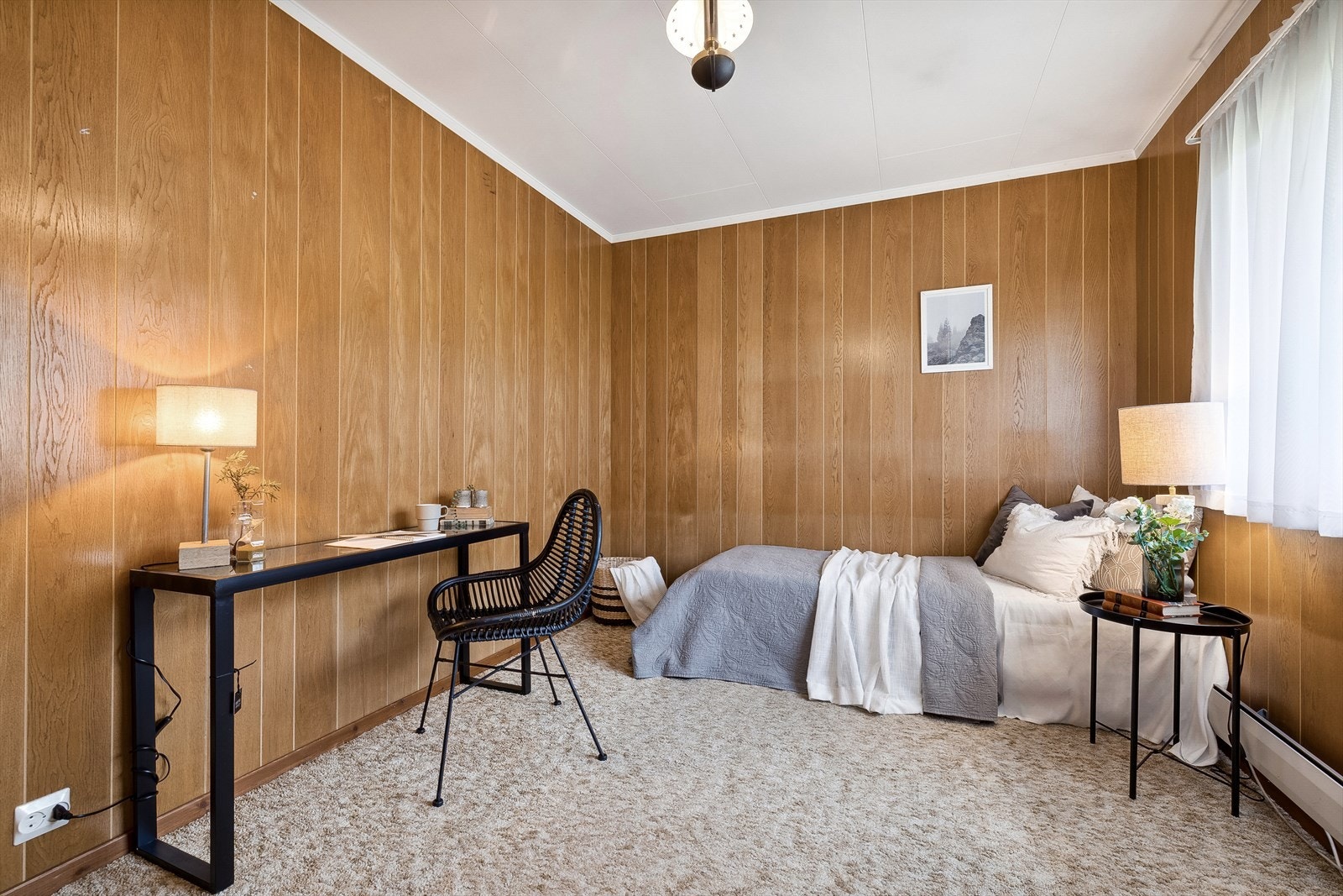 Soverom 2 er også av god størrelse med plass for dobbelseng. Fine panelplater på veggene fra 70 tallet. . Galleribilde