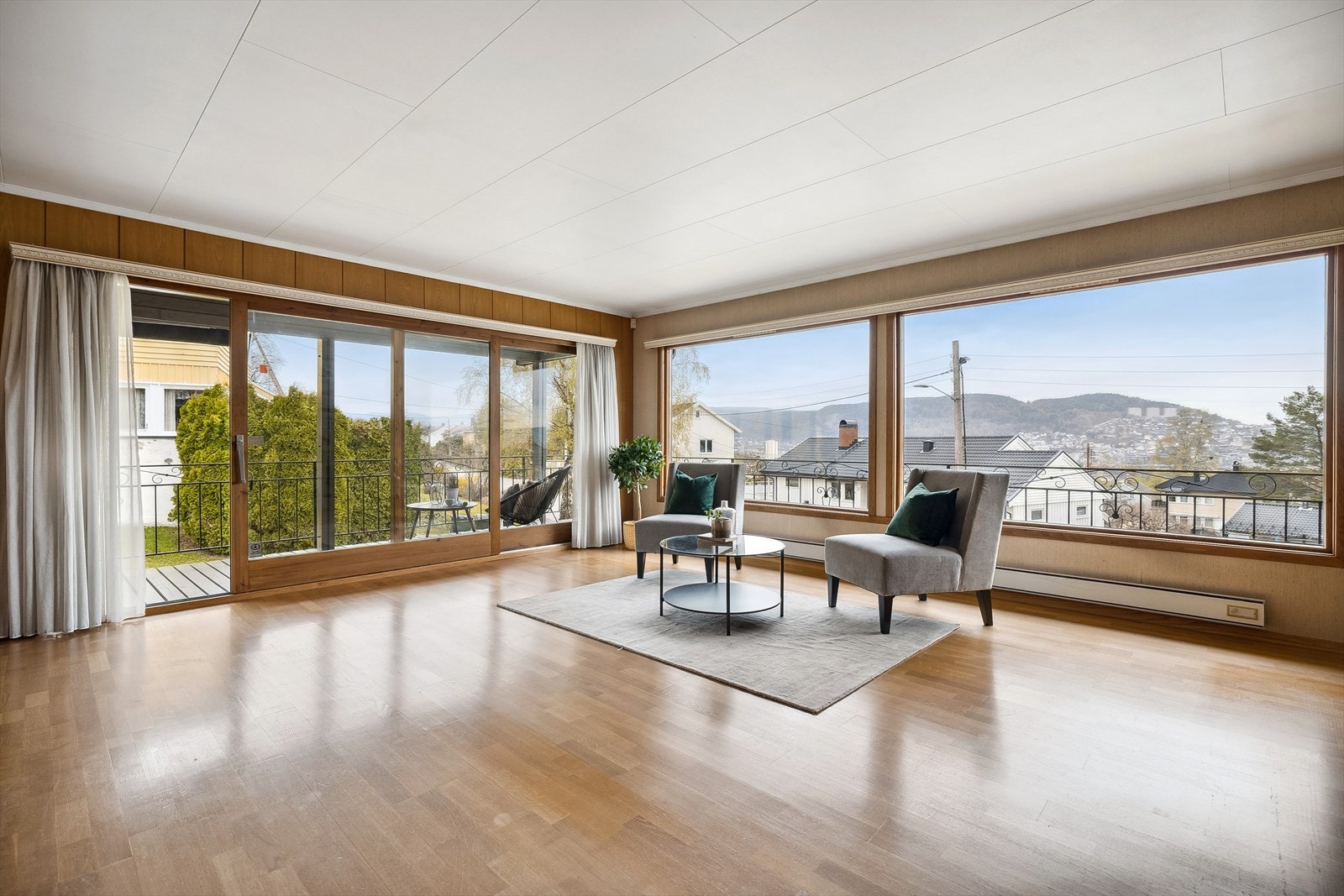Meget lys og fin stue/spisestue med utgang via skyvedører til terrassen. Galleribilde