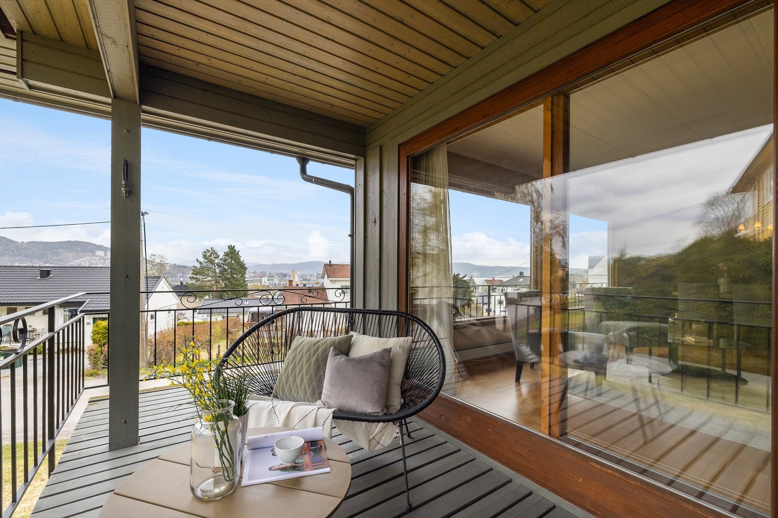 Fra terrassen er det flott utsikt og utgang til den fine opparbeidede hagen. Galleribilde
