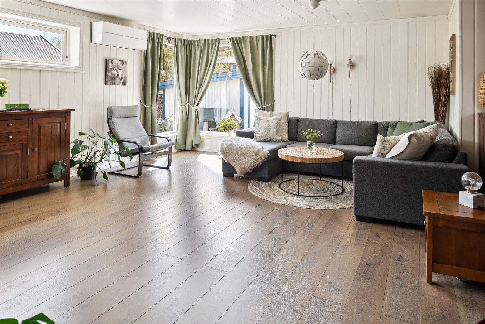 Stuen er det naturlige oppholdsrommet i boligen, og er et stort, lyst og fint rom. Beliggenheten på hjørnet med store vindusflater sørger for rikelig med naturlig lys. Alle vinduene i 1. og 2. etasje var nye i 2004, 2005 og 2006. Galleribilde