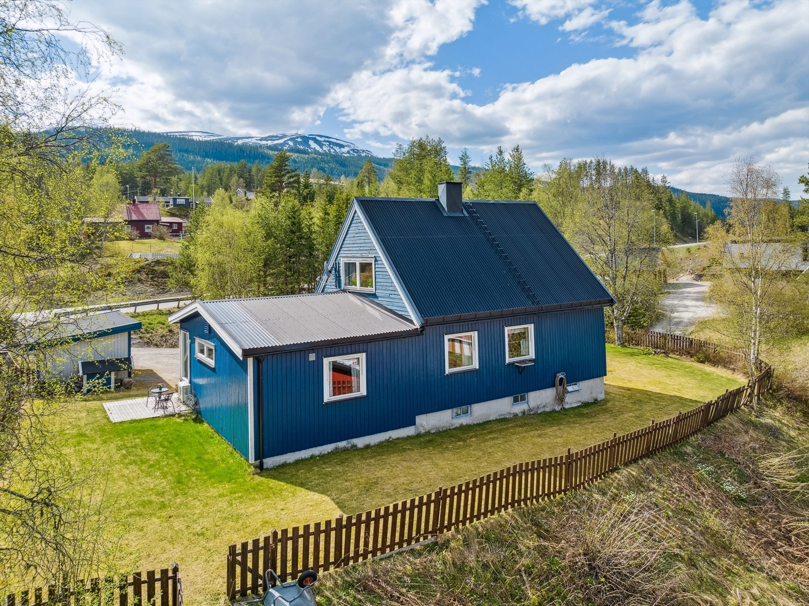 En solrik og koselig eiendom som er bebygd med en enebolig over 2 etasjer samt kjeller, en dobbelgarasje med innredet leilighet over og et uthus på 19m². Galleribilde