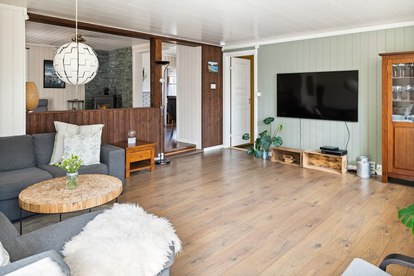 Stuen er romslig med god plass til stor sofagruppe med salongbord, tv-benk og annet ønskelig møblement. Montert luft-til-luft varmepumpe fra 2021 på veggen som sørger for en god og jevn varme. Galleribilde