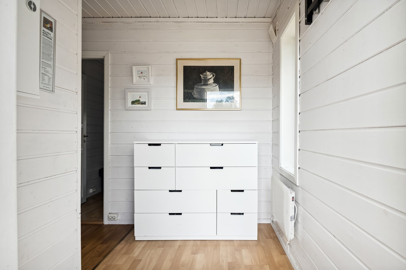 Leiligheten har et bruksareal på ca. 49m² og inneholder: Entré, stue med åpen kjøkkenløsning, soverom og bad/vaskerom. Galleribilde