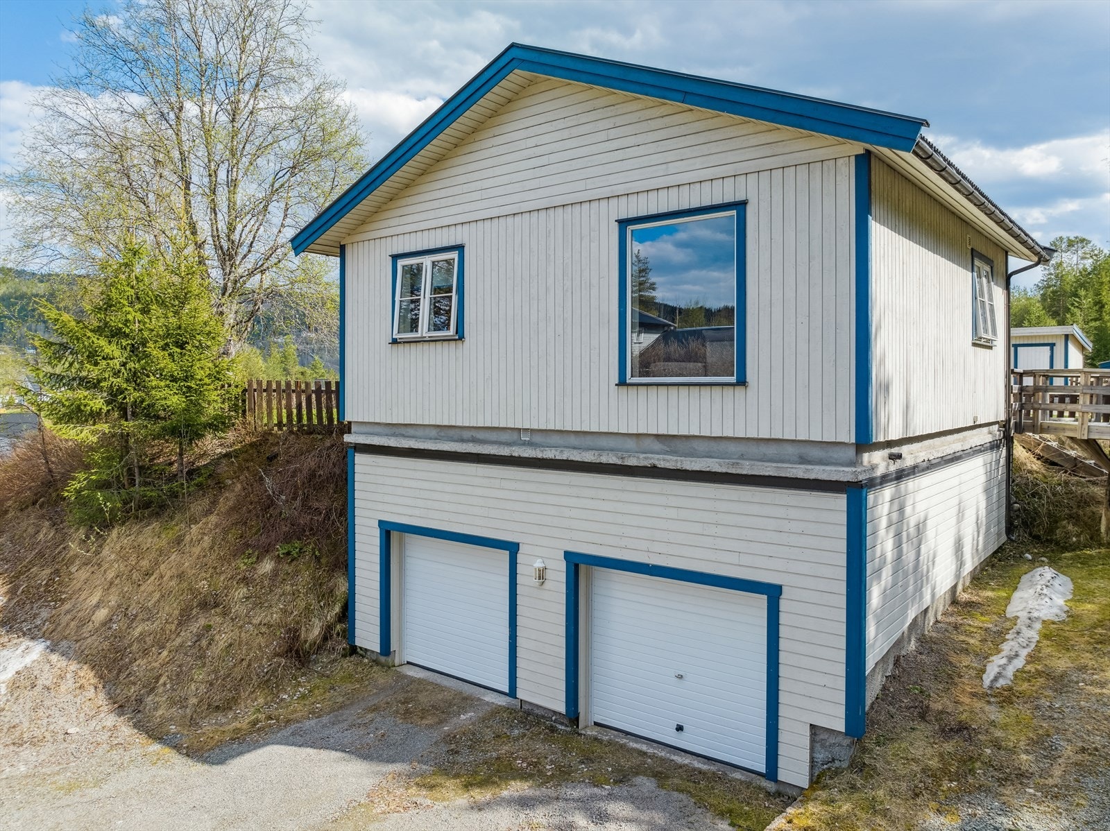 Dobbelgarasje på ca. 54m² med innredet leilighet over. Galleribilde