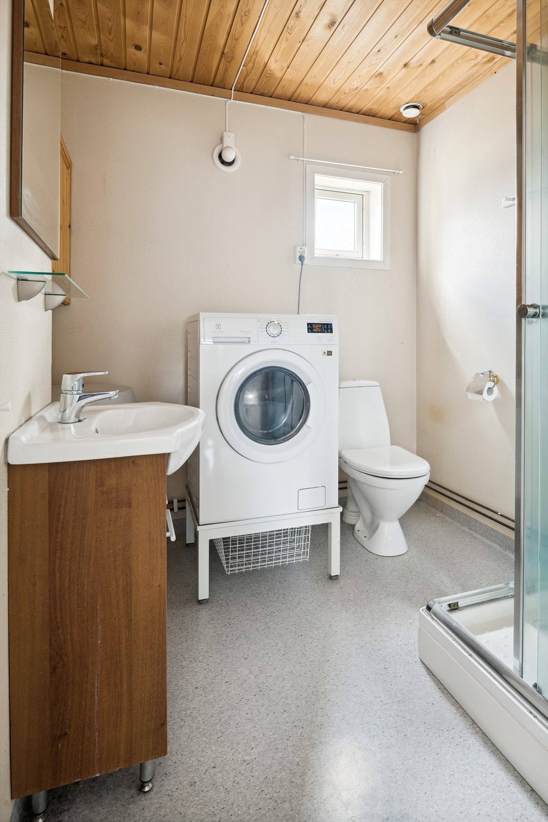 Leiligheten har et lyst og praktisk baderom fra ca. 2005. Baderommet har belegg på gulv, overflater med tapet, trepanel i himlingen og et lite vindu. Baderommet er utstyrt med servantskap med speil over, dusjkabinett, gulvmontert toalett og stråleovn. Galleribilde