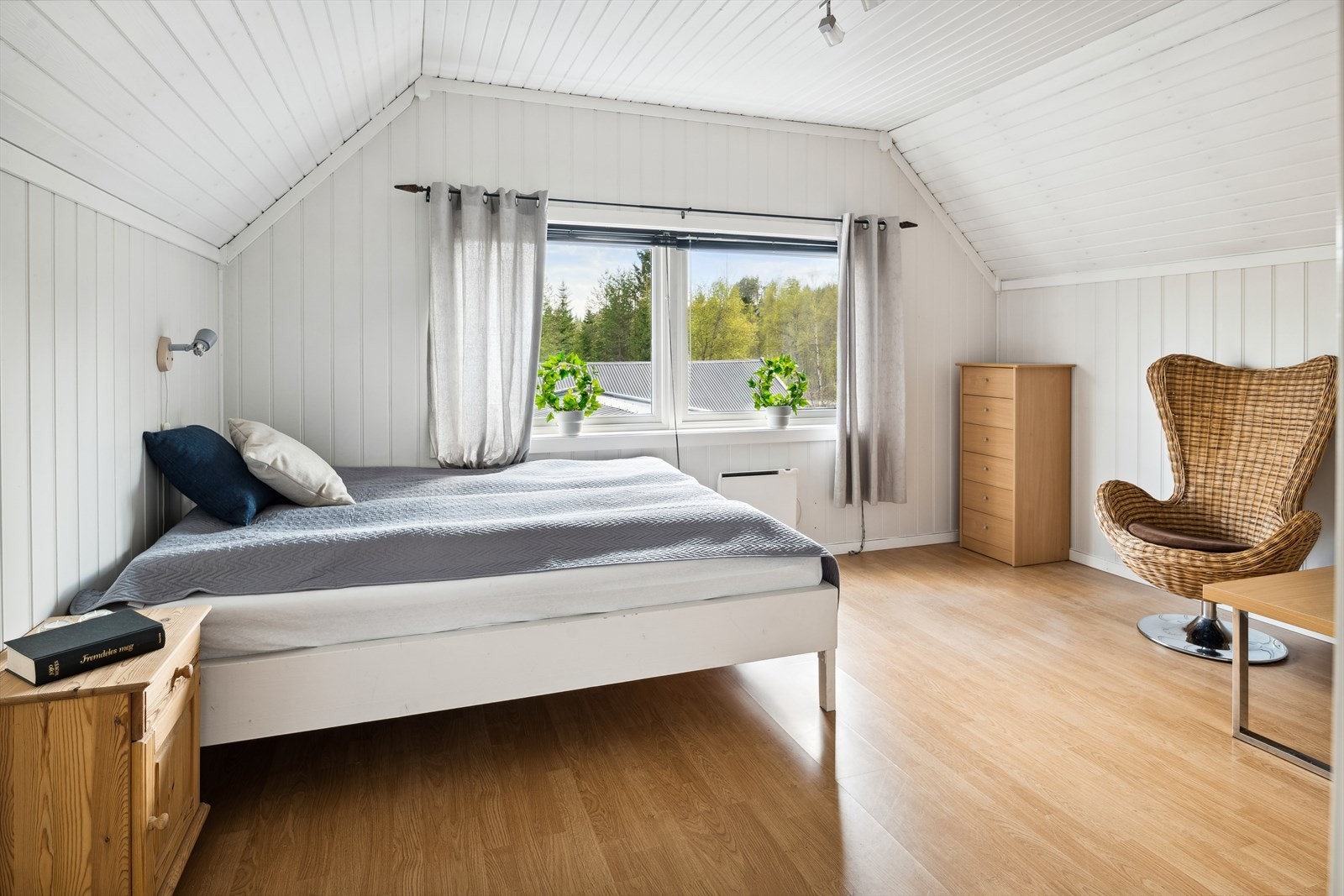 Begge soverommene har laminat på gulv, lysmalte overflater og store vindusflater som slipper inn rikelig med lys. Galleribilde