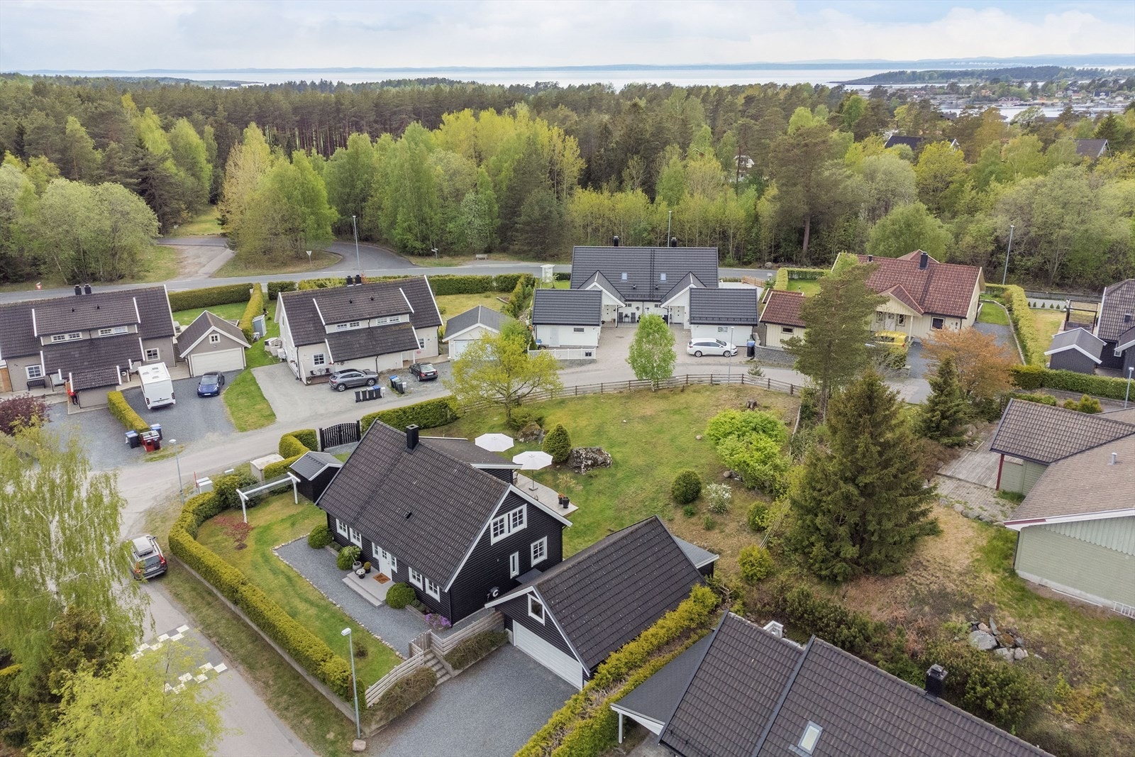 Larkollen er kjent for å være naturskjønt. Det er under 1 km ned til sjøen fra boligen med bademuligheter og brygge. Galleribilde