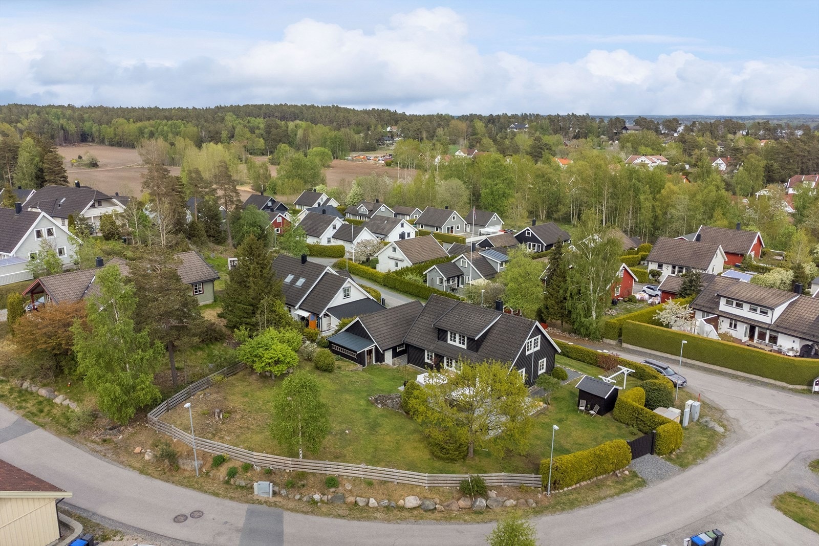 Tomta er romslig med ca 1 mål, pent innrammet av både prydbusker og gjerde. Galleribilde