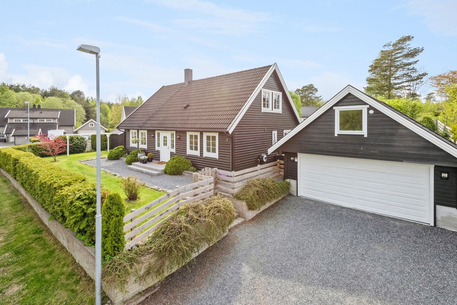 På tomta er det dobbelgarasje med biloppstillingsplasser foran. Galleribilde