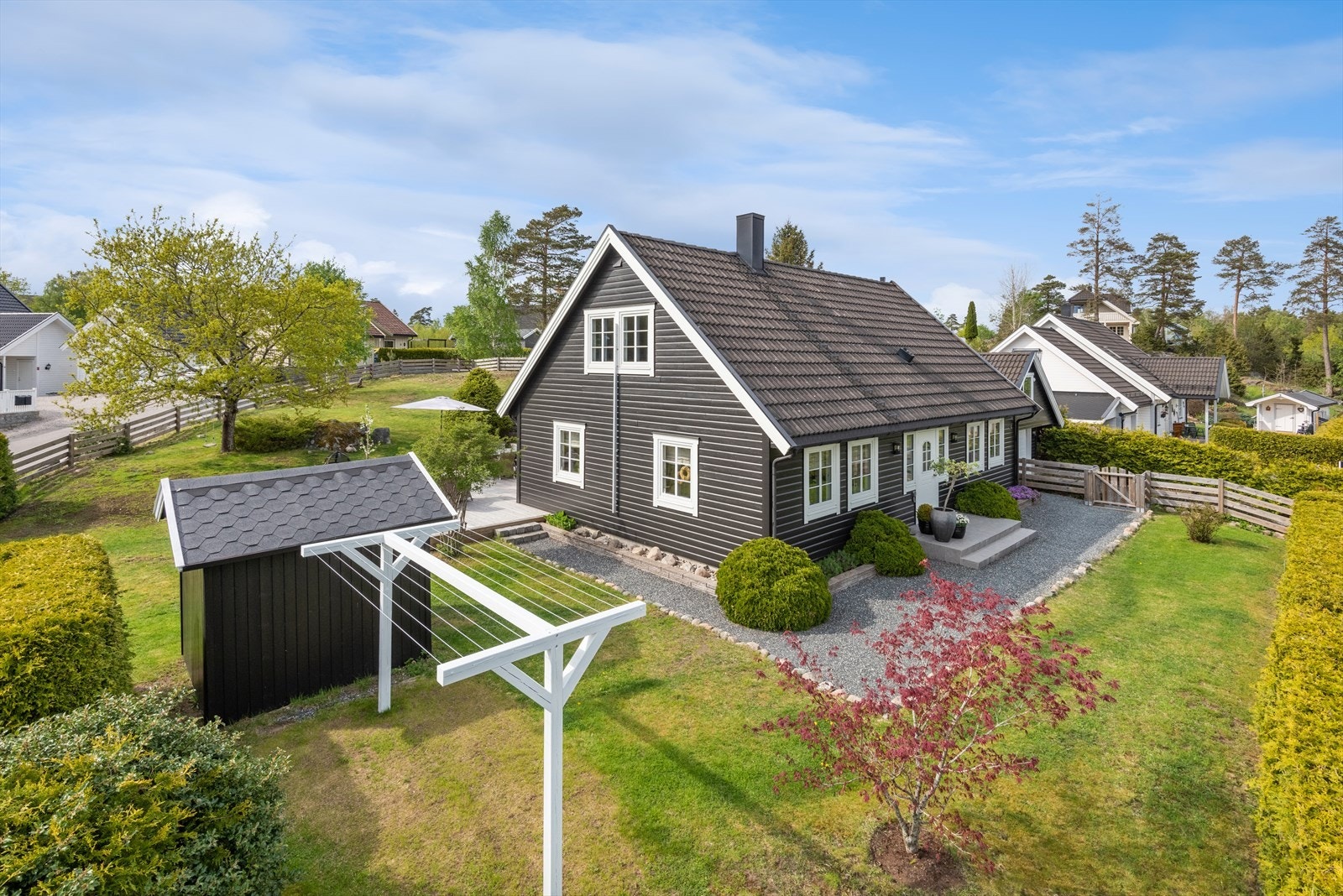 Eiendommen er godt tilrettelagt for barnefamilier med inngjerdet og nærmest flat tomt, og ikke minst familievennlige løsninger innvendig. Galleribilde