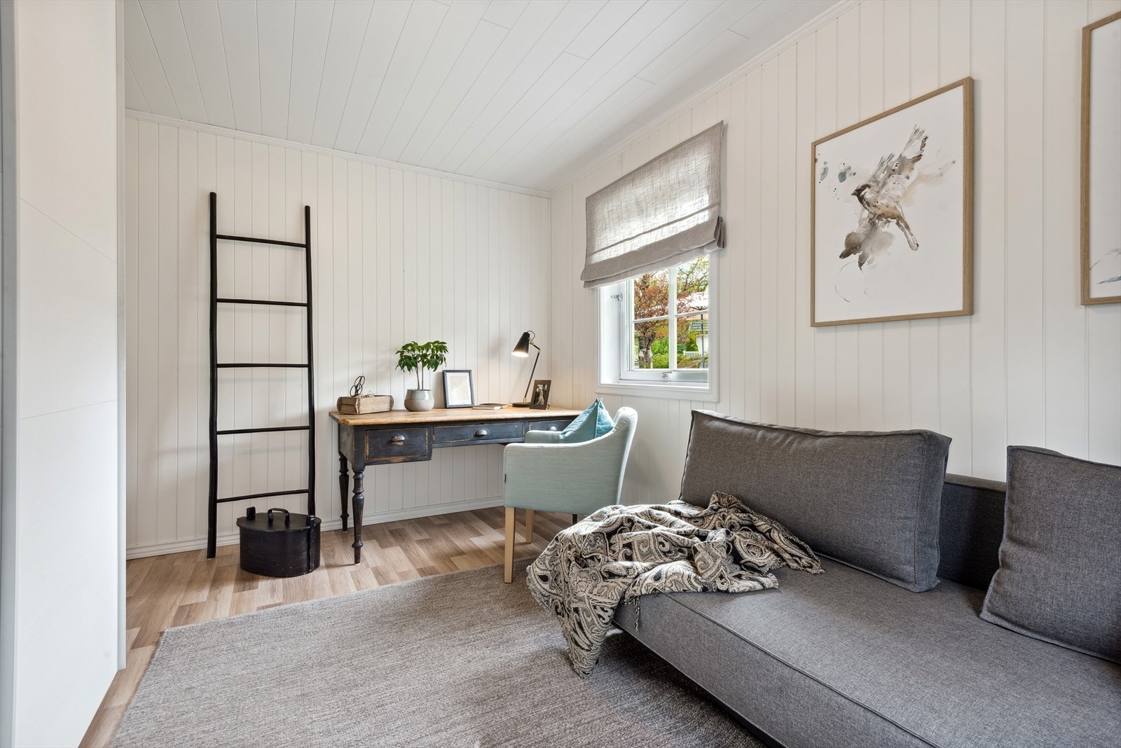 Soverom 2, i 1. etasje, innredet med garderobeskap. Galleribilde