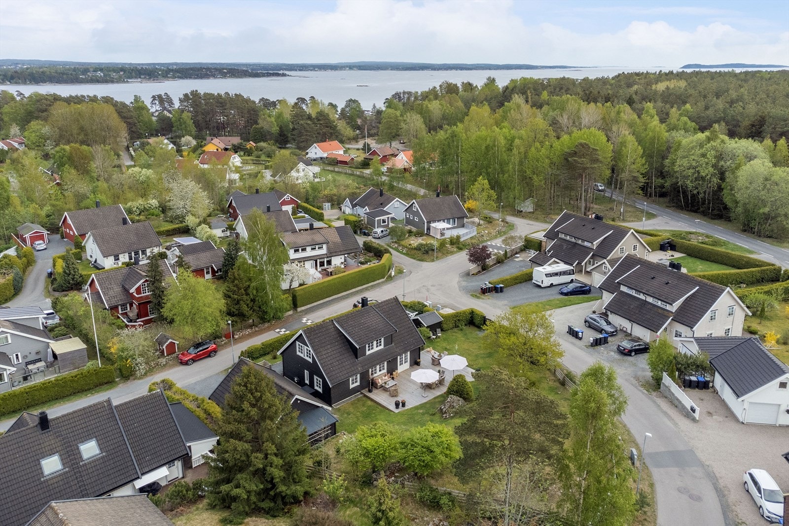 Boligen ligger i et svært ettertraktet område og har internt i nabolaget en attraktiv beliggenhet med hjørnbeliggenhet med mye luft rundt seg. Galleribilde