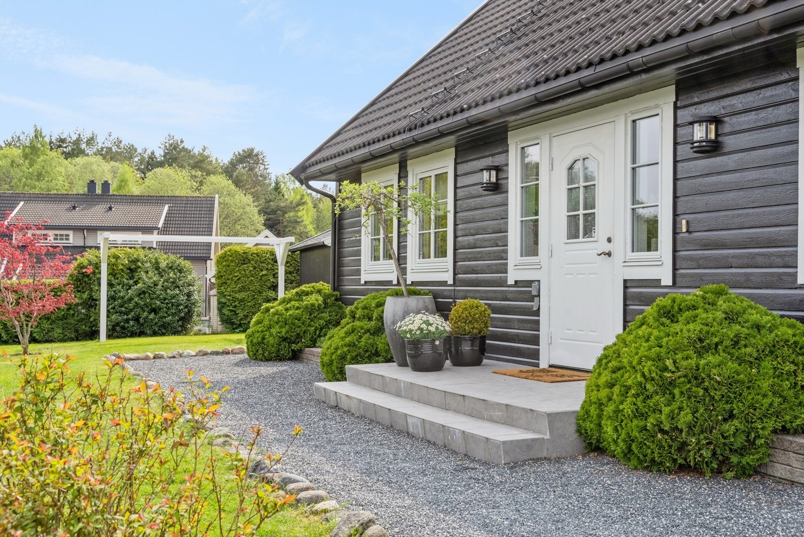 Eiendommen har et pent og ryddig uttrykk. Galleribilde