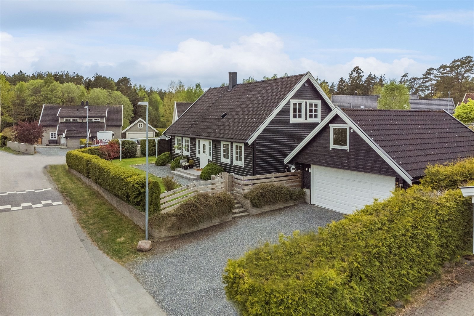 På tomta står det en dobbelgarasje og en frittstående bod. Galleribilde