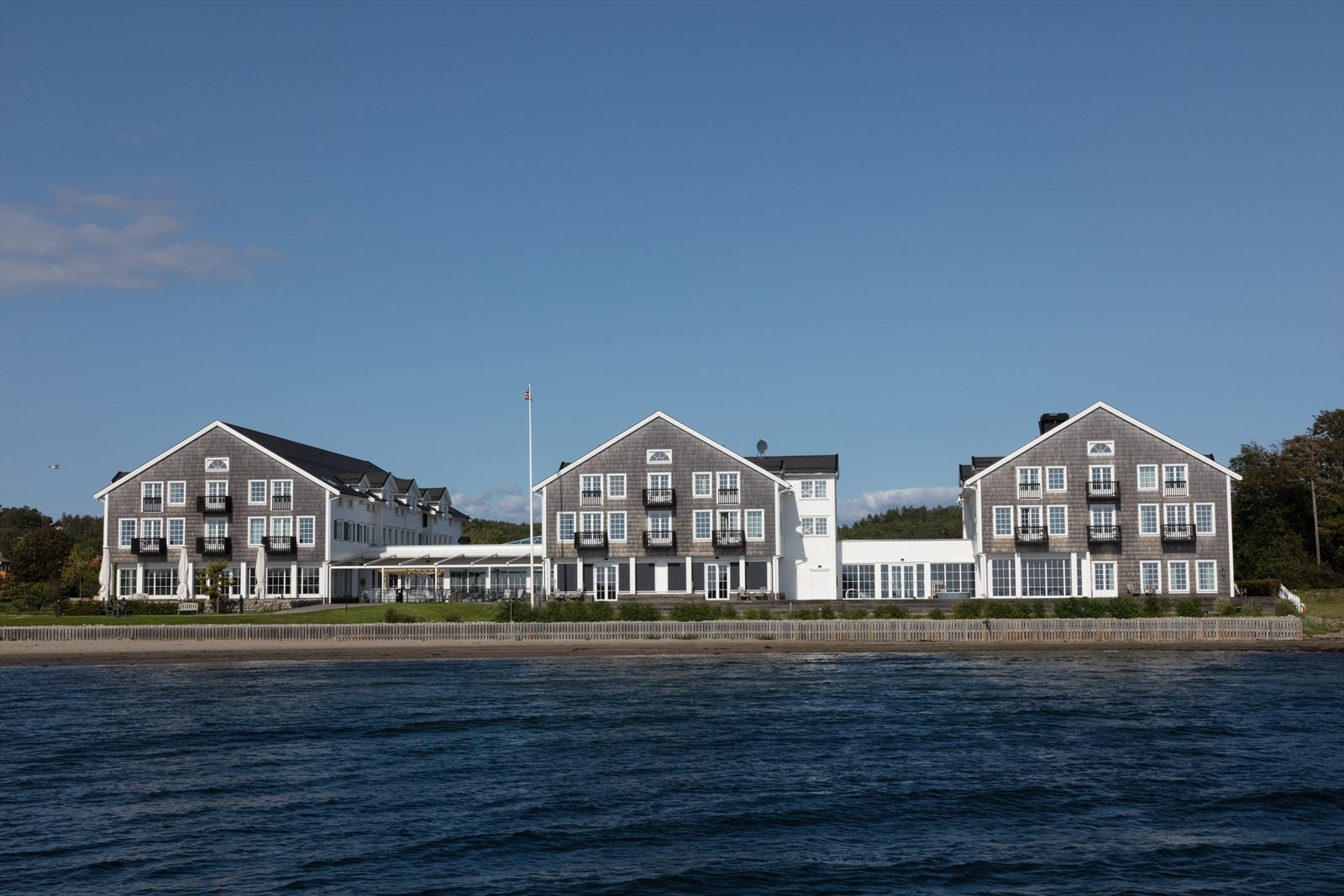 Støtvig Hotell ligger få kilometer fra eneboligen, og innehar både innendørs og utendørs svømmebasseng, samt en spa-avdeling om man ønsker det lille ekstra. For golfentusiaster kan Evje Golf friste med en 18-hulls mesterskapsbane av høy kvalitet. Galleribilde