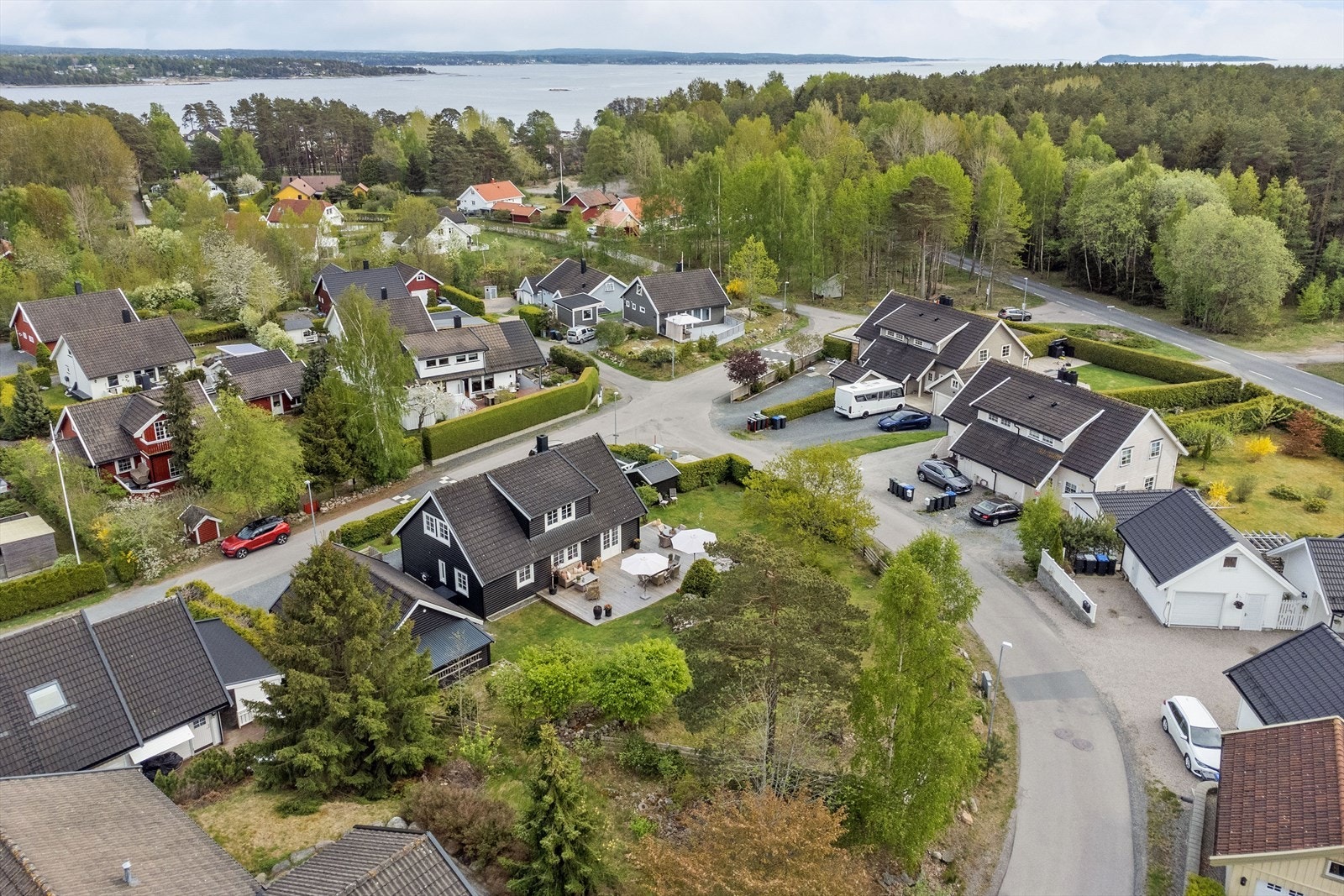 Larkollen har en fantastisk kyststi med et bredt nettverk av stier som stadig åpner for nye opplevelser. her er det lagt til rette for et yrende båtliv med godt opparbeidede båthavner. Galleribilde