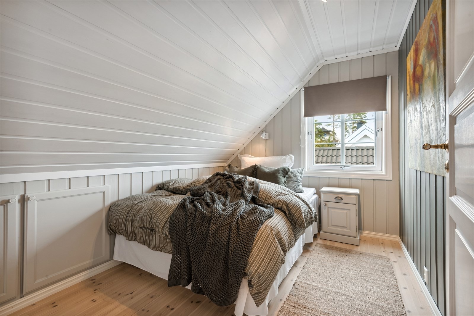 Soverom 5, med lagringsmuligheter i kneloft. Galleribilde