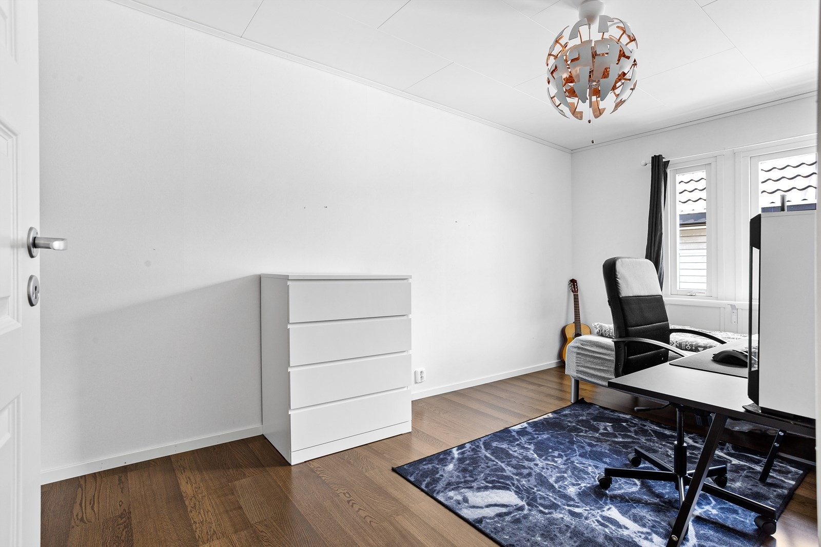 Soverom 2: Det største soverommet med plass til dobbeltseng, garderobeløsning og kontor. Galleribilde