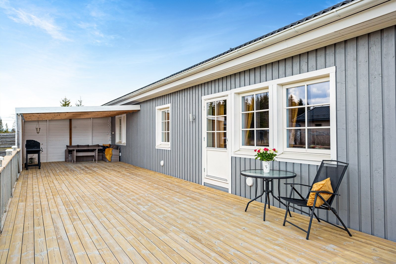 Utgang til vestvendt terrasse på ca. 80 kvm. fra stuen. Galleribilde