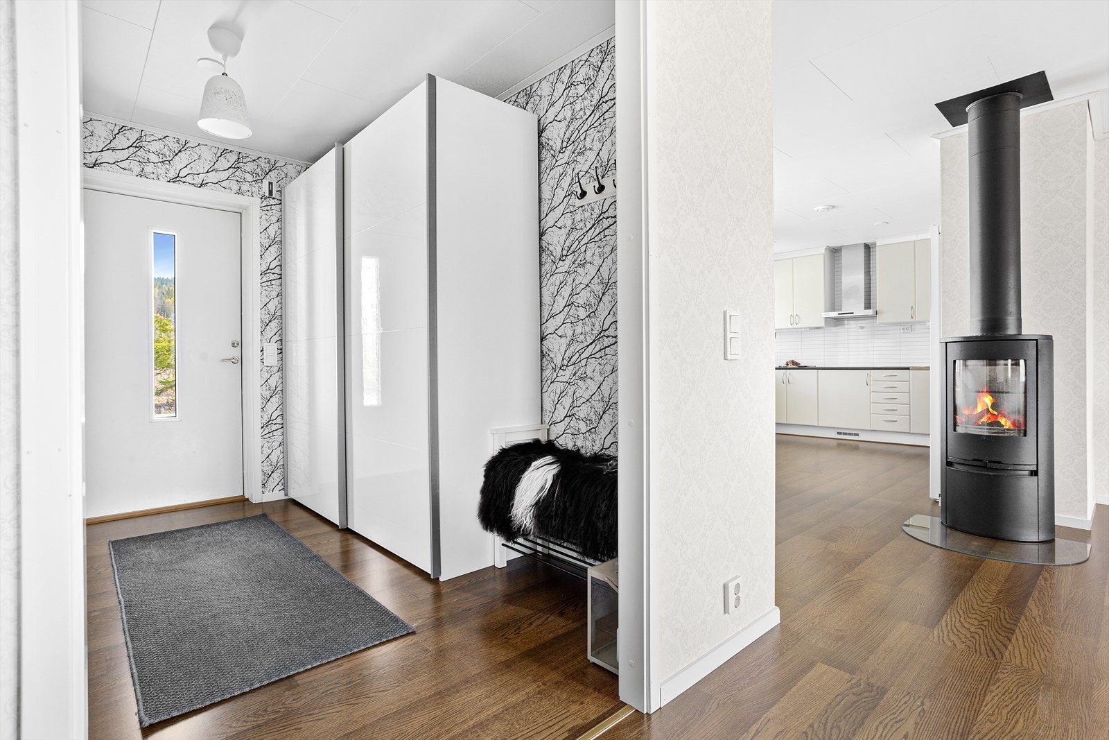 Velkommen inn! - Innbydende entré med god plass til å henge fra seg yttertøy og sette fra seg sko. Galleribilde
