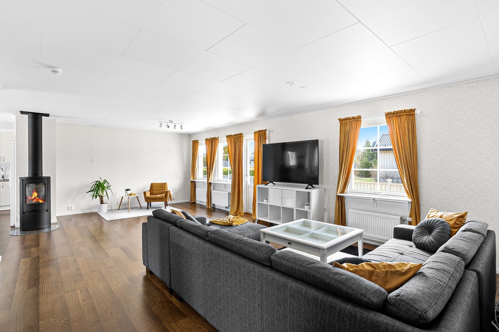 Stuen er lys og romslig med god plass til sofamøblement, spisestuemøblement og øvrig møblement. Galleribilde