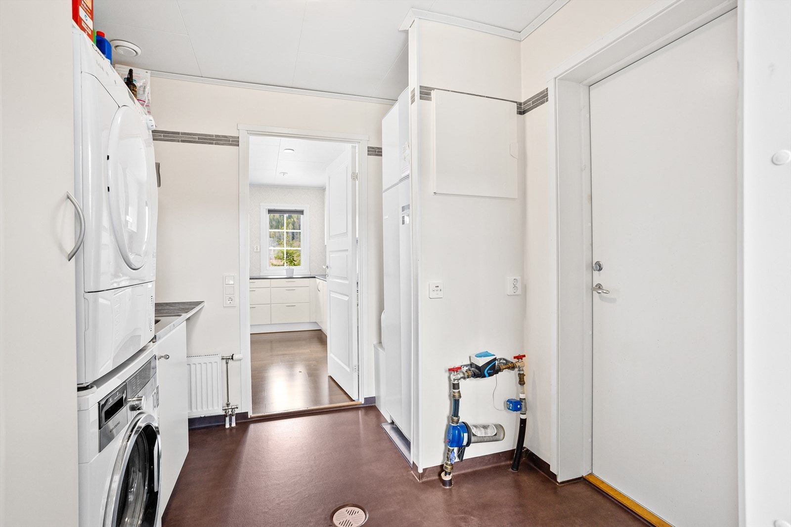 Fra kjøkkenet er det tilgang til vaskerom med egen inngang. Galleribilde
