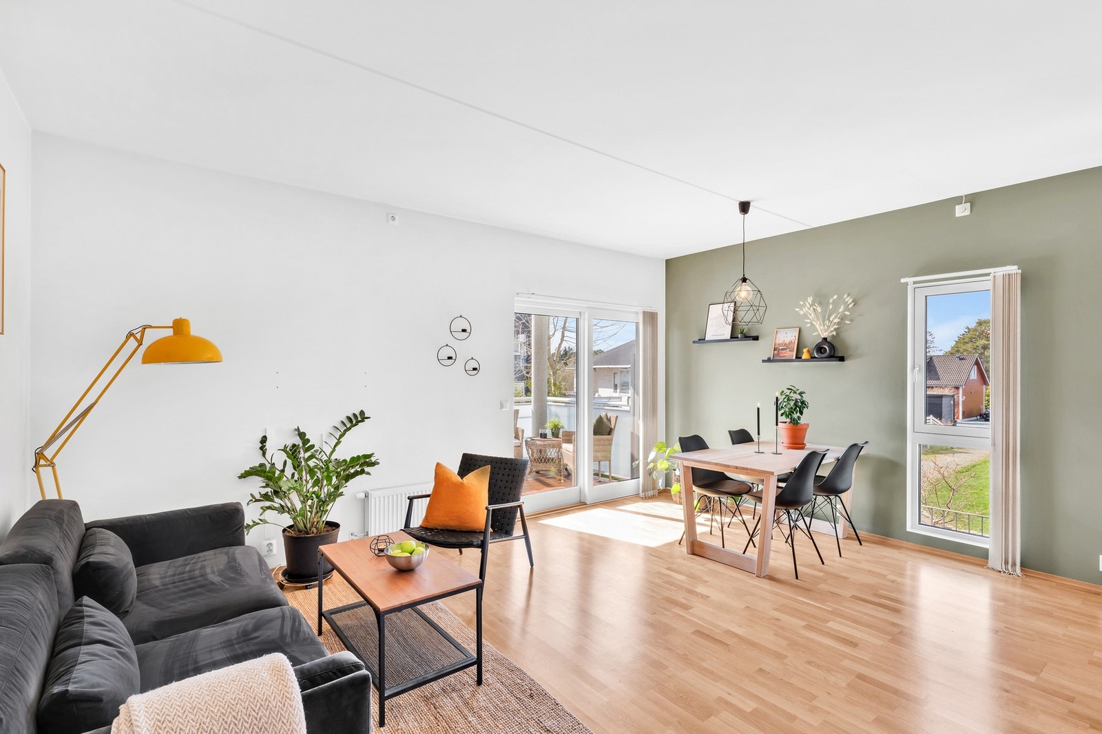 EiendomsMegler1 v/Frank Robert Bae har gleden av å presentere en flott 3-roms hjørneleilighet beliggende på Øvre Jakobsli Park! Galleribilde