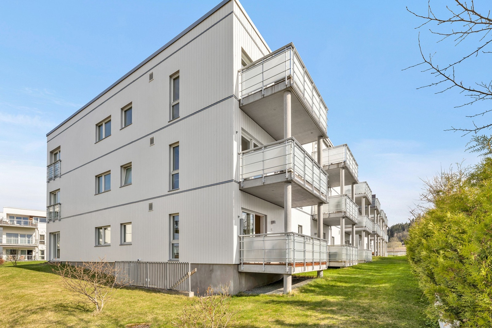 Fasade. Leiligheten har i tillegg en ekstern bod i byggets kjeller og en fast parkeringsplass i garasjekjeller (under nabobygget). Galleribilde