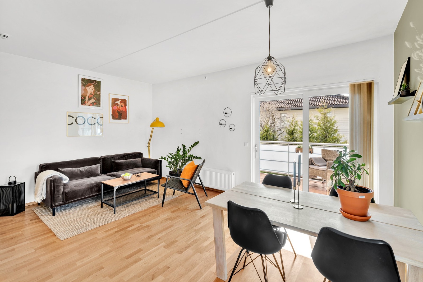 Leiligheten ble oppført så sent som i 2013 og holder som følge av dette meget pen standard. Det bekreftes også av takstmannen som har gitt TG0/1 på alle punkter i sin rapport. Galleribilde