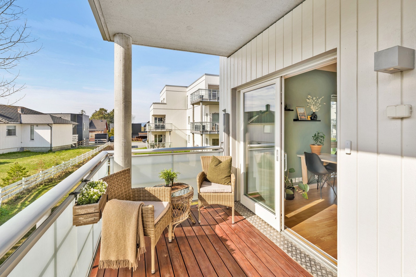 Via skyvedør er det utgang til sørvestvendt balkong hvor man på sommerstid nyter man glimrende solforhold fra ca. kl. 12:00 til 22:30. Galleribilde