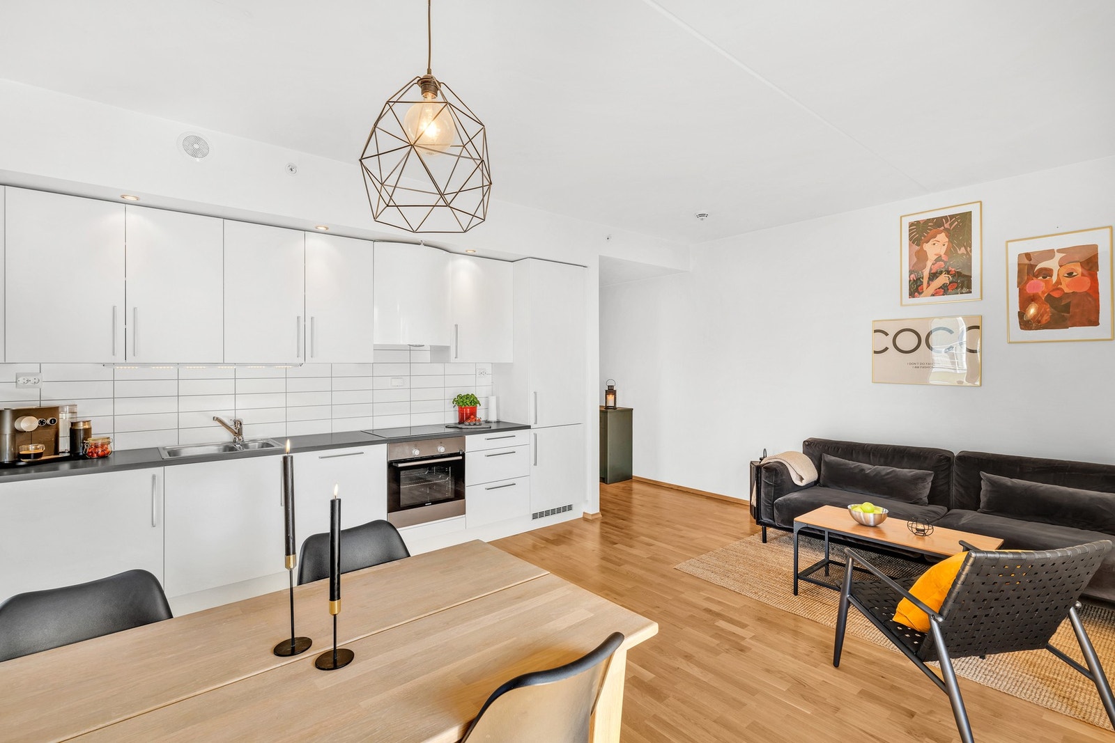 Stue med åpen kjøkkenløsning. Leiligheten blir oppvarmet via fjernvarme og har balansert ventilasjon som gir en god luftkvalitet året rundt. Galleribilde