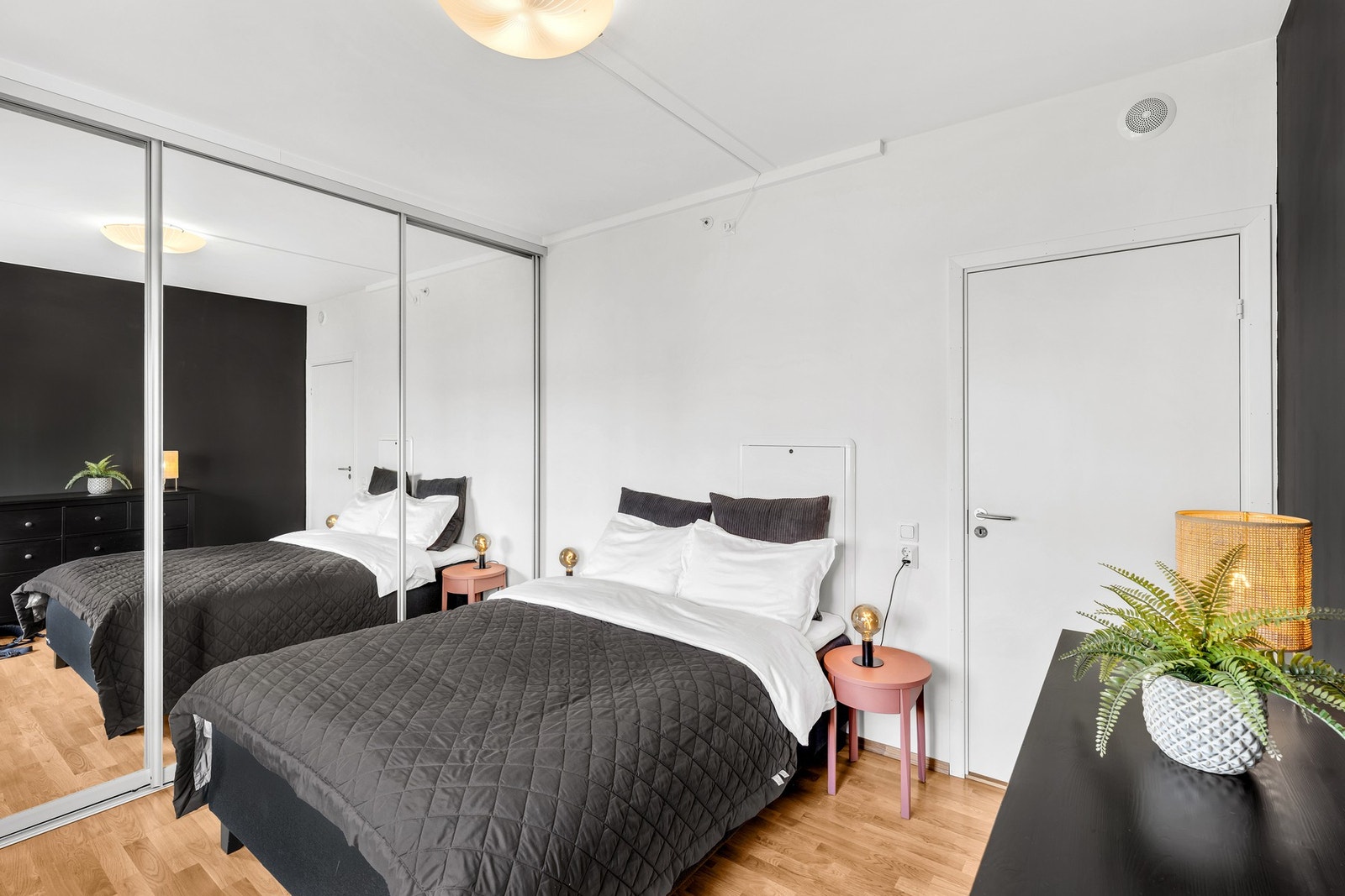 Det er etablert en plassbygd skyvedørsgarderobe som har rikelig med oppbevaringsplass! Galleribilde