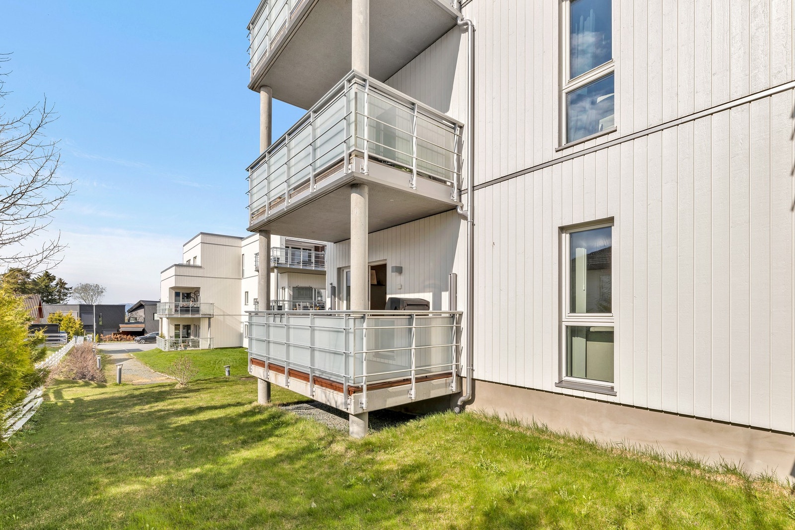Leiligheten har en praktisk beliggenhet i 1. etasje. Byggets fasade ble malt av innleid firma i 2021. Galleribilde