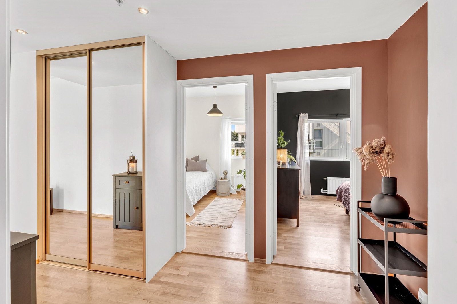 Gang/entré er på ca. 9 kvm og har skyvedørsgarderobe m/speilfronter. Galleribilde