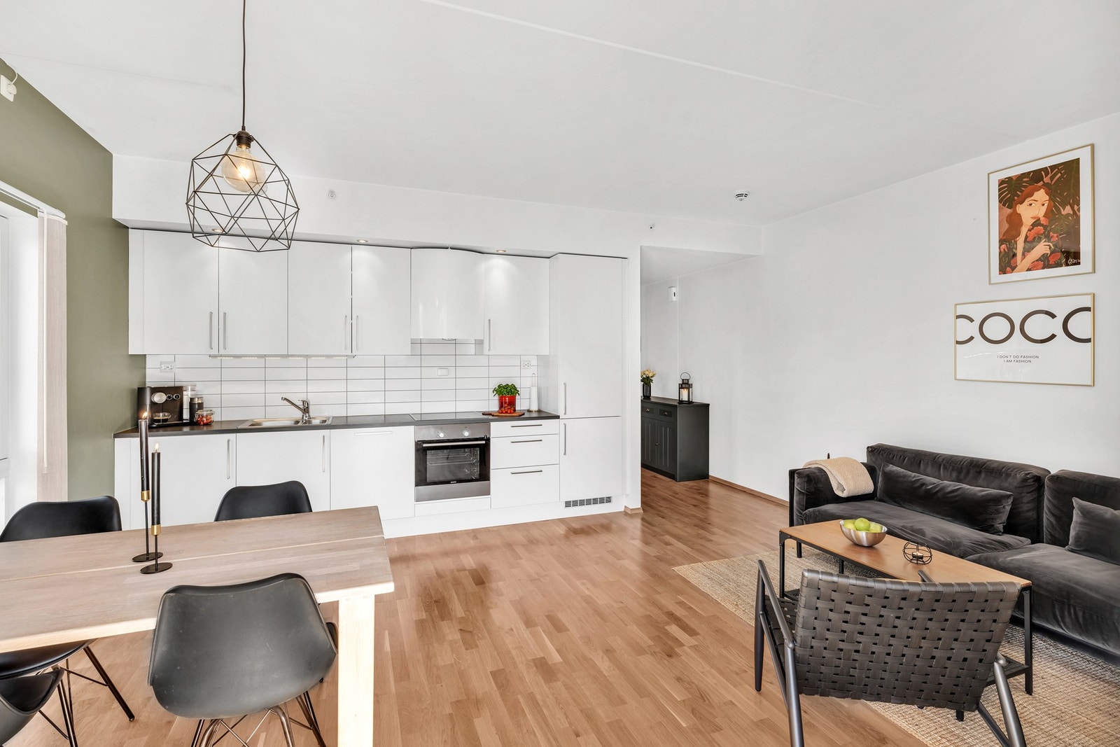 Flott HTH-kjøkken med integrerte hvitevarer. Plass til både spisebord og sofagruppe. Galleribilde