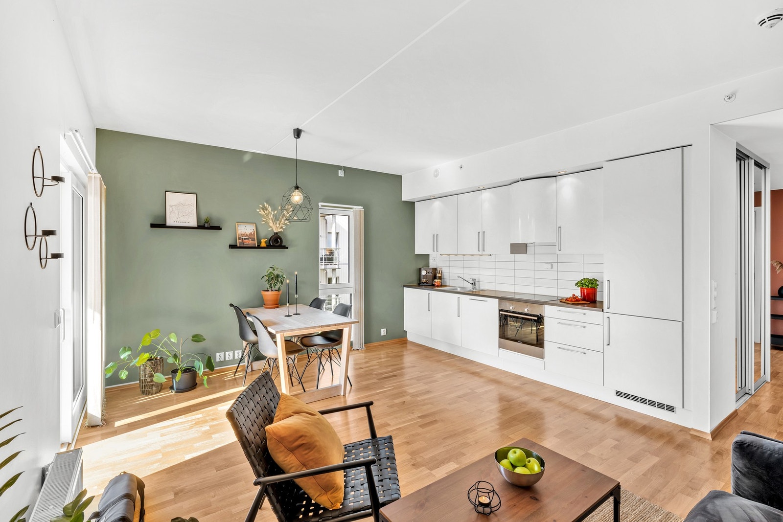 Med hjørnebeliggenhet får man store vindusflater og et godt lysinnslipp fra flere sider, og dette bidrar til en lett atmosfære og en god romfølelse. Galleribilde