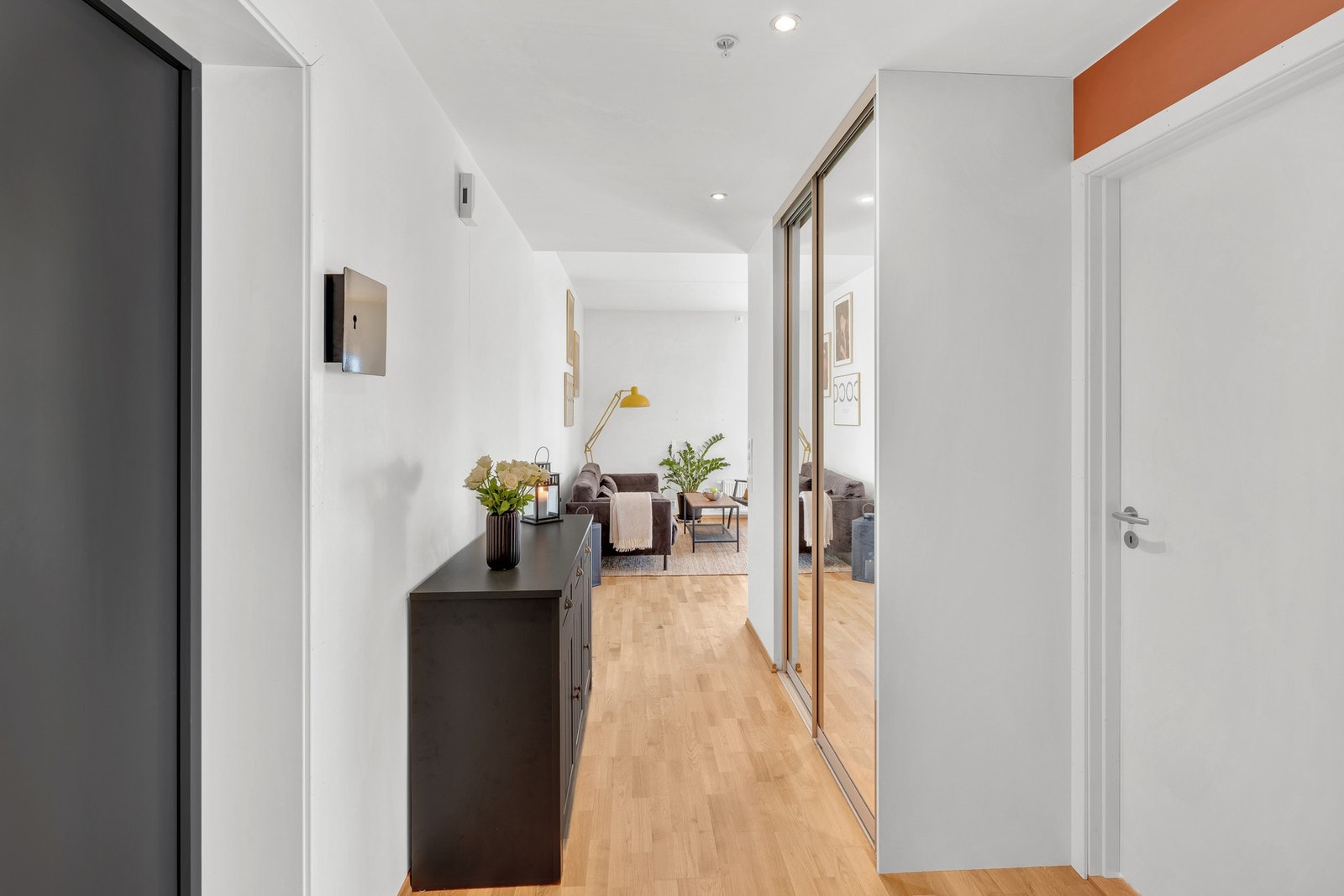 Downlight i himling på både kjøkken, i gang og på bad. Galleribilde