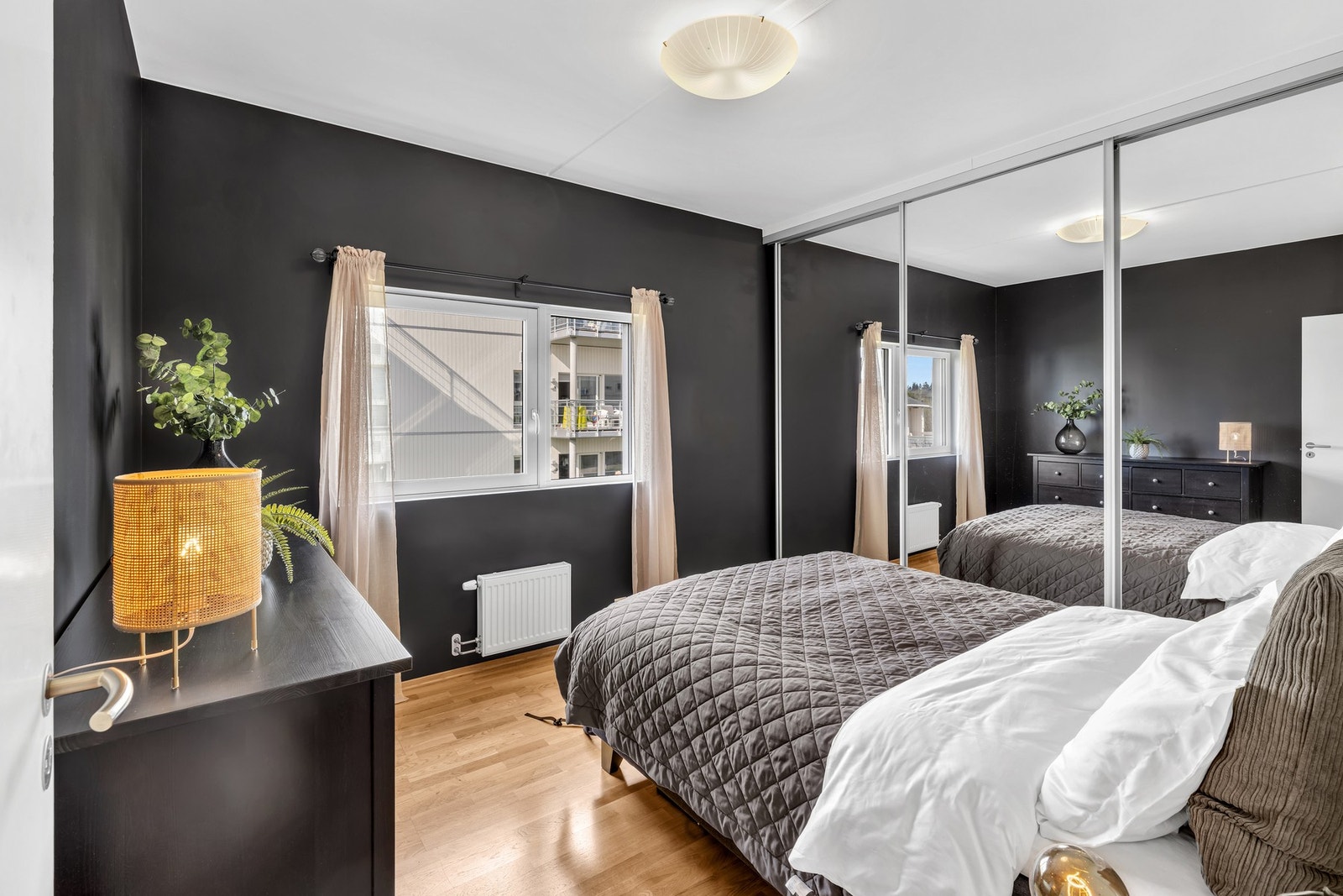 Leilighetens hovedsoverom er på hele 13 kvm. Galleribilde