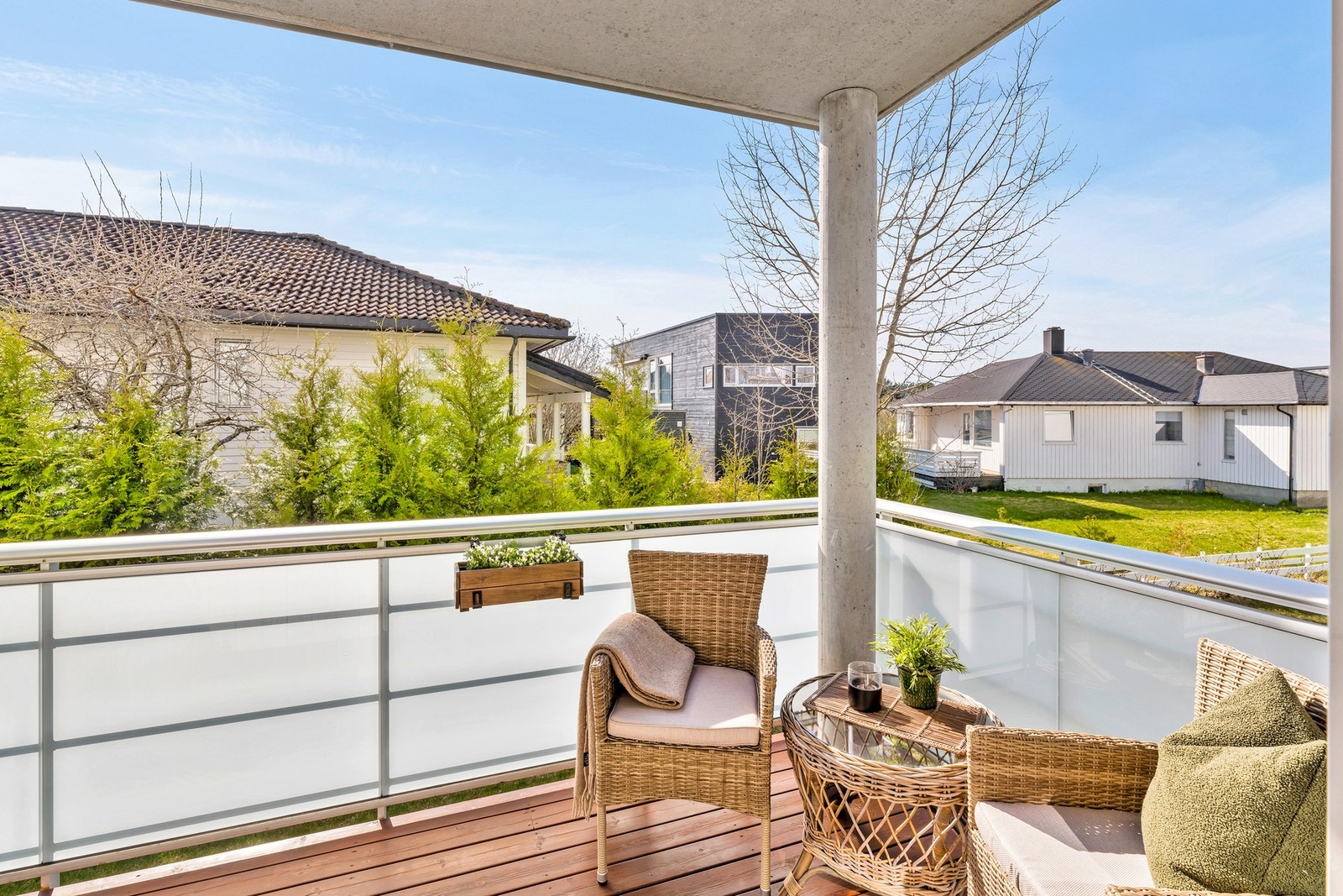 Balkongen har god plass til utemøblement og grill, og man sitter skjermet til. Galleribilde